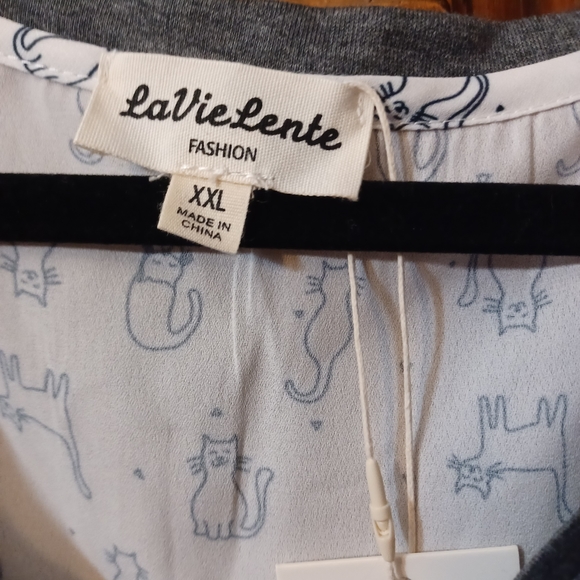 LaVielente Womens Pocket V-Neck with Cat Pattern, Size XX-Large - Picture 5 of 6